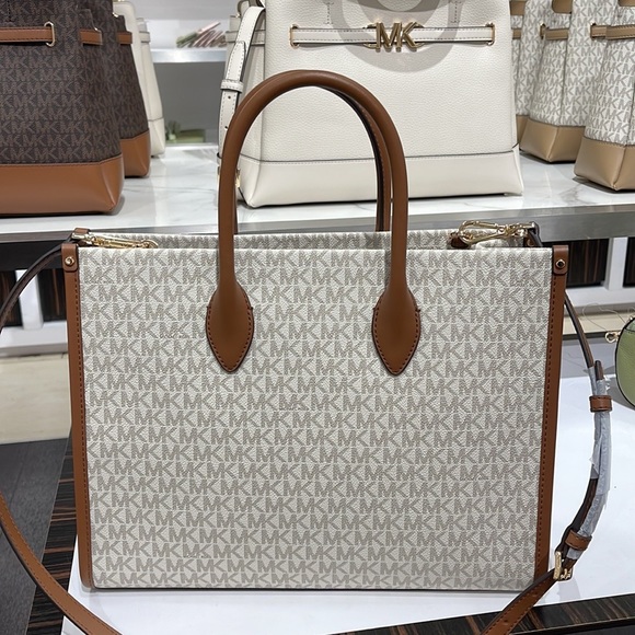 Michael Kors "Mirella" MD EW Tote Vanilla Shoulder Tote
35F2G7ZT2B - NWT - Picture 7 of 16